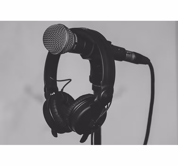 Gray roller blind microphone and headphones - TenStickers