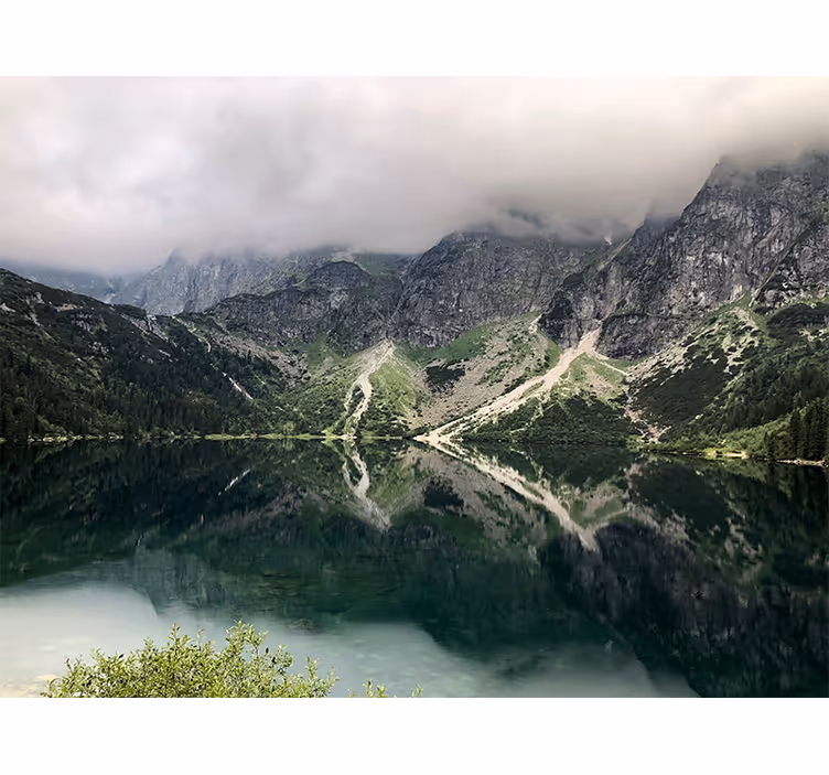 Green wall mural morskie oko lake scene - TenStickers