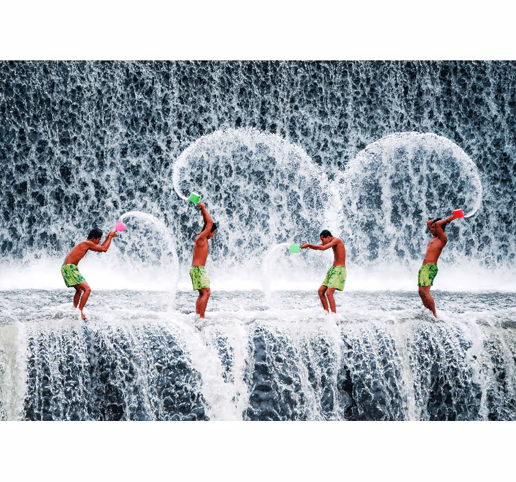 People painting mural playful water splash - TenStickers