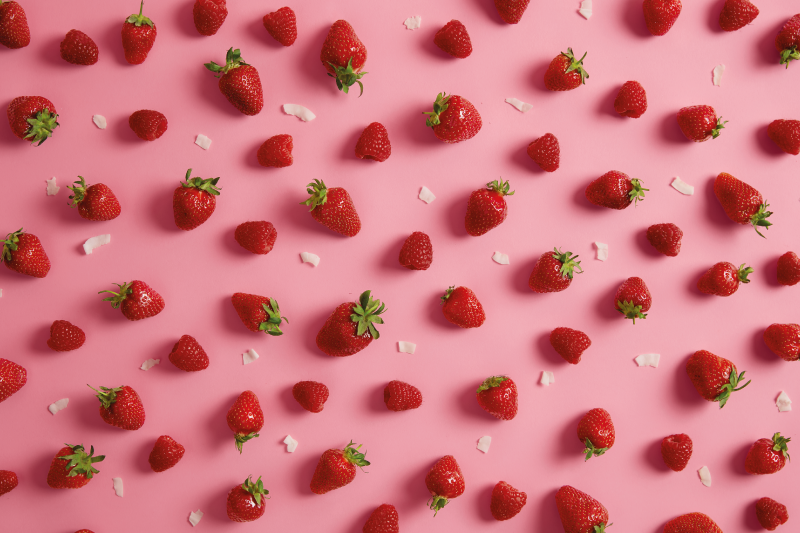 Pink background with strawberries  placemats - TenStickers