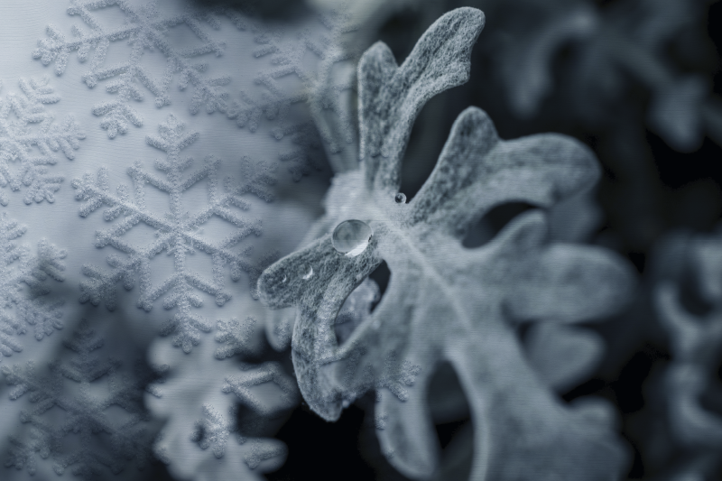 Textured placemats with elegant snowflake designs - TenStickers