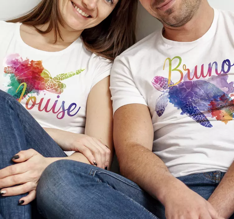 Colorful turtles with name Couple t shirts - TenStickers